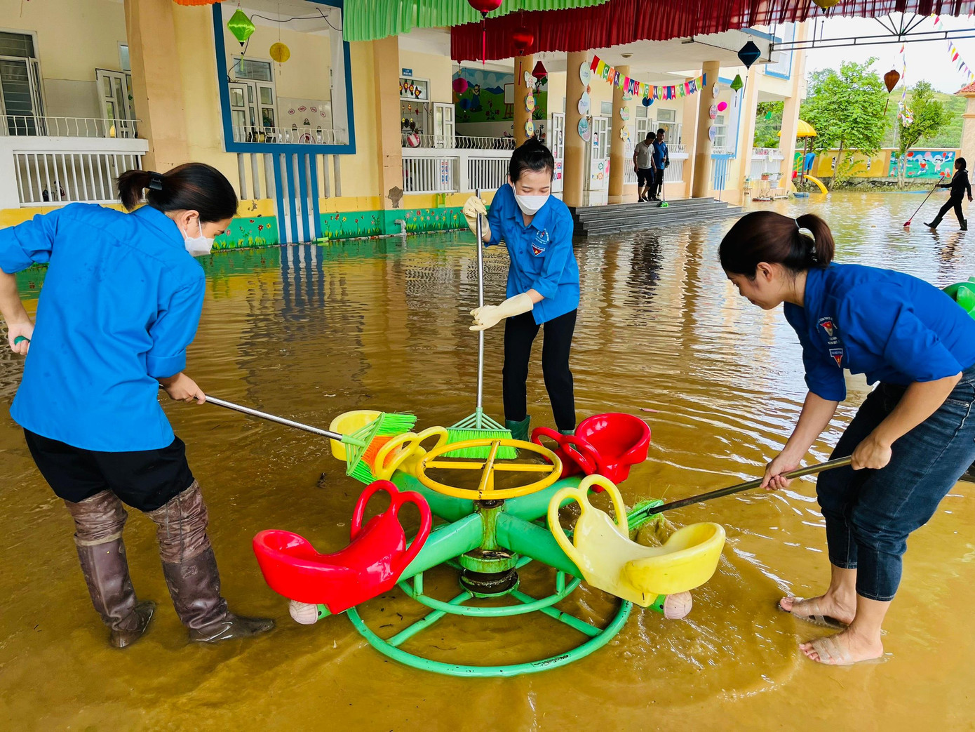 Để giúp người dân khắc phục hậu quả do mưa lũ, tuổi trẻ Hà Tĩnh đã thành lập đội hình tình nguyện, phối hợp chính quyền địa phương và các lực lượng chức năng với nhiều phần việc cụ thể, thiết thực.