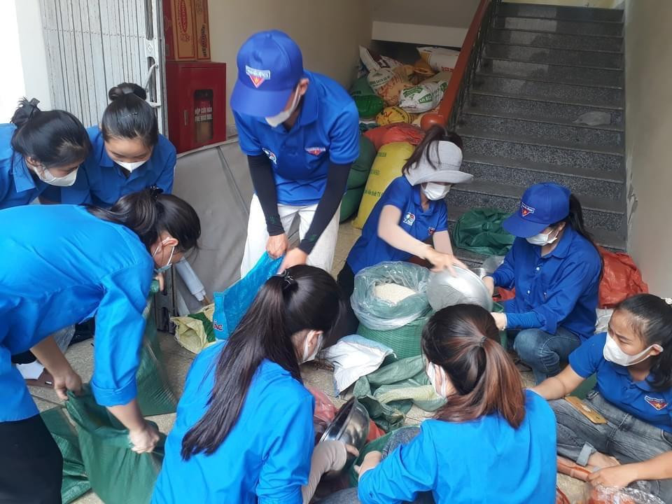 Đội hình áo xanh làm việc không nghỉ trong những ngày qua để hỗ trợ gửi lương thực, thực phẩm vào miền Nam.