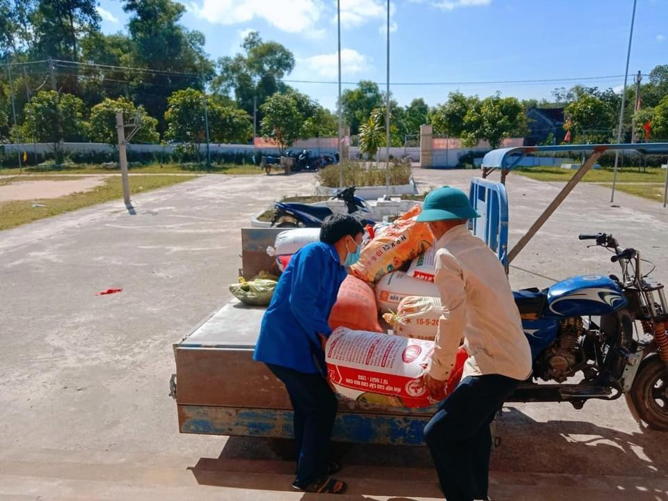 Những bạn thanh niên tình nguyện hỗ trợ vận chuyển hàng hóa tiếp nhận từ người dân để gửi vào miền Nam ruột thịt