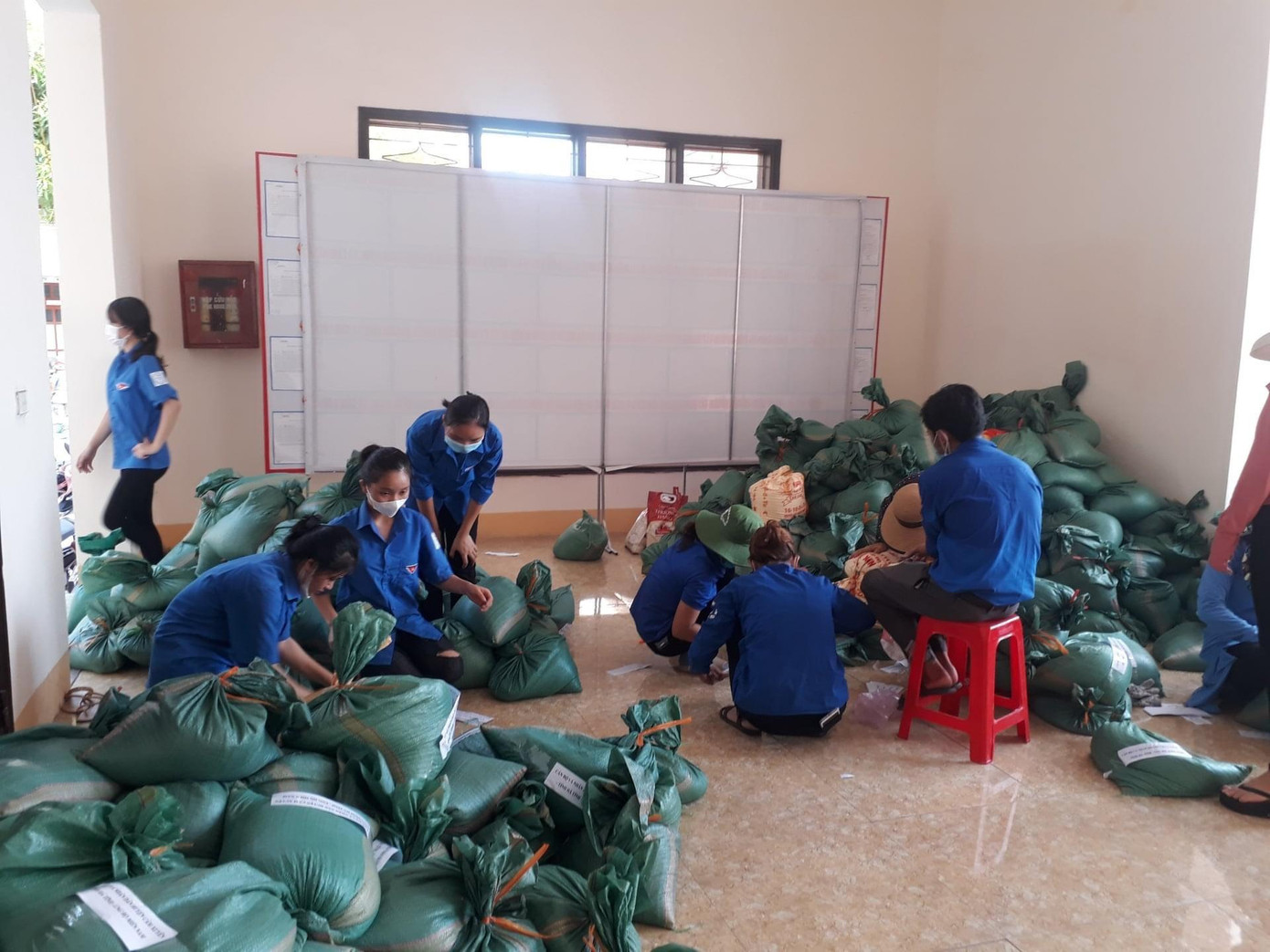 Những ngày trước, đoàn viên thanh niên huyện Cẩm Xuyên phối hợp với chính quyền địa phương huyện Cẩm Xuyên hỗ trợ đóng gói 20 tấn gạo sau khi tiếp nhận để gửi vào các khu công nghiệp ở các tỉnh phía Nam đang chịu ảnh hưởng bởi dịch COVID-19.