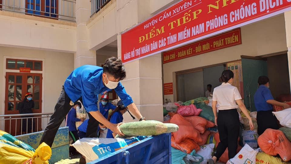 Tính đến thời điểm hiện tại, tuổi trẻ Cẩm Xuyên đã kêu gọi ủng hộ và tham gia vận chuyển hơn 50 tấn nông sản, nhu yếu phẩm lên các xe vận chuyển tại trụ sở UBND huyện để chở vào hỗ trợ nhân dân các tỉnh phía Nam chống dịch.