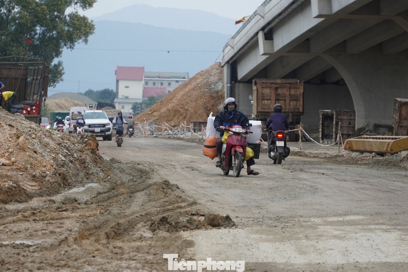 Đại diện Văn phòng Quản lý đường bộ II.3 cho biết, đơn vị đã có nhiều công văn gửi Công ty CP Đầu tư Phúc Thành Hưng với nội dung nhắc nhở về công tác đảm bảo ATGT trên đoạn tuyến đã nhận bàn giao mặt bằng thi công hạng mục cầu vượt và nút giao của dự án cao tốc đoạn Diễn Châu – Bãi Vọt.