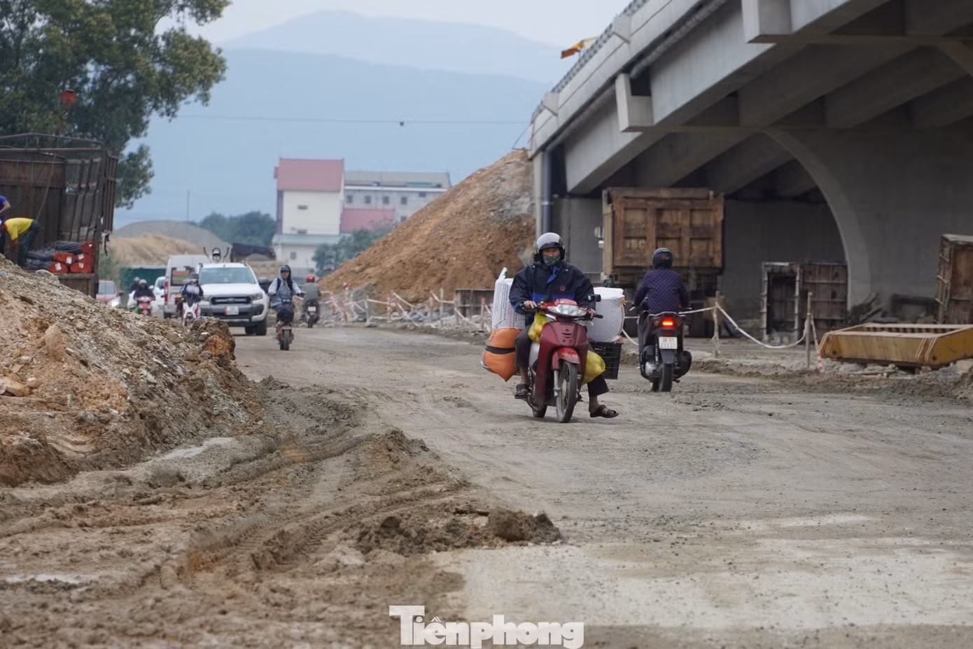 Đại diện Văn phòng Quản lý đường bộ II.3 cho biết, đơn vị đã có nhiều công văn gửi Công ty CP Đầu tư Phúc Thành Hưng với nội dung nhắc nhở về công tác đảm bảo ATGT trên đoạn tuyến đã nhận bàn giao mặt bằng thi công hạng mục cầu vượt và nút giao của dự án cao tốc đoạn Diễn Châu – Bãi Vọt.