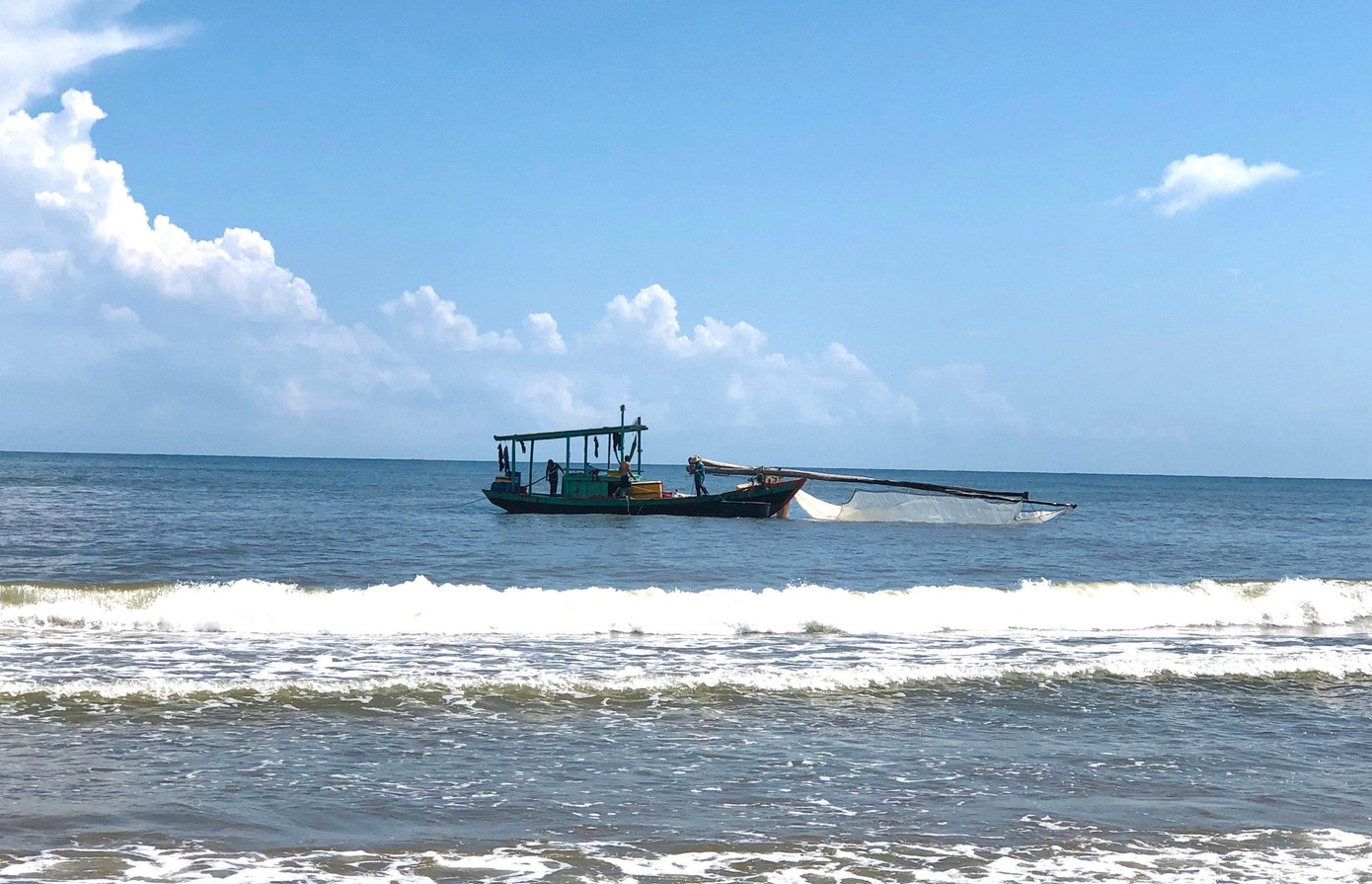 Những chiếc thuyền sau khi đánh bắt ruốc đưa vào bờ. Mỗi chiếc thuyền được gắn lưới để kéo ruốc.