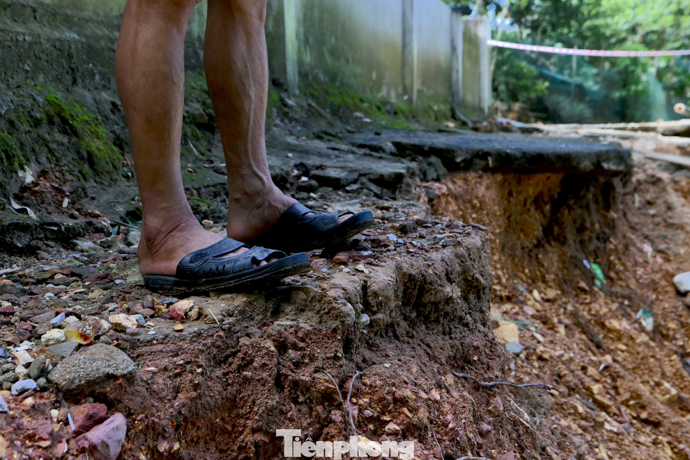 Toàn bộ phần đất bị tụt xuống sông, người dân sống trong cảnh bất an.