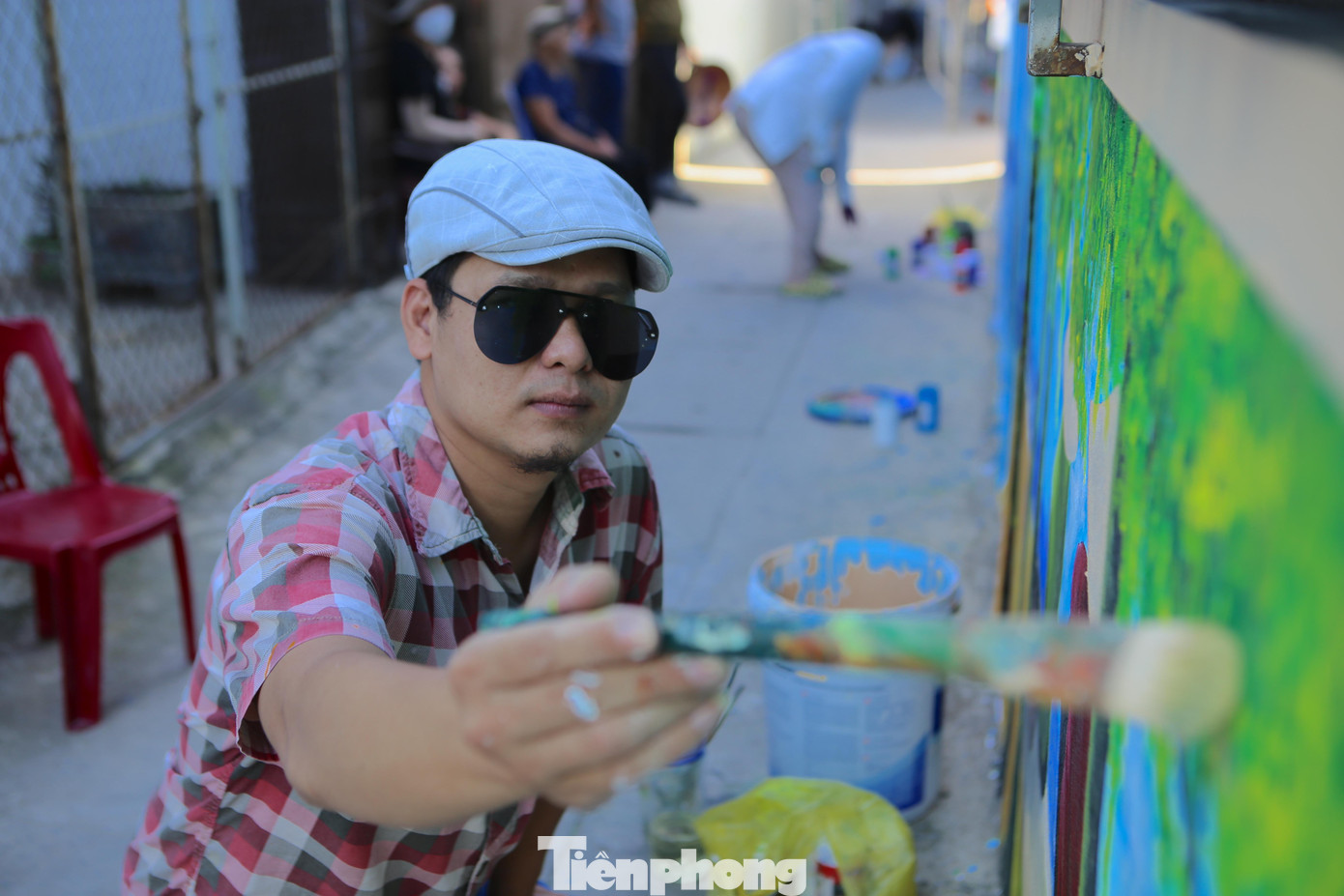 “Trước đây chỉ vẽ phòng khách, vẽ tranh chân dung, đây là lần đầu tiên tôi vẽ đường bích hoạ. Ngoài thoả mãn được đam mê, tôi muốn đóng góp một phần sức nhỏ của mình với mong muốn làm đẹp quê hương. Tôi vẽ dựa trên chủ đề của xã đề xuất, mong rằng những bức vẽ sẽ giúp người dân nơi đây cảm thấy vui khi làng nghề truyền thống xưa được khắc hoạ ngay trên chính con đường vào làng&quot;, anh Thản chia sẻ.