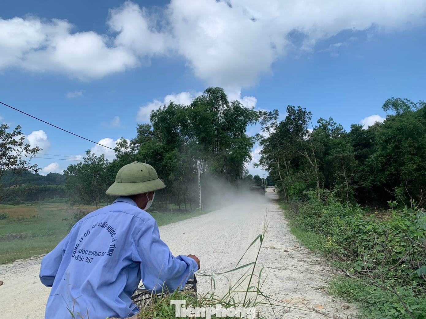 Nắng bụi mù mịt, mưa đường lầy lội, hơn 15 năm qua, người dân xã Kim Hoa phải sống trong cảnh khốn khổ khi đường xuống cấp.