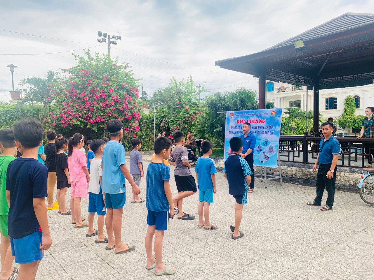 Trong 6 tháng đầu năm, các cấp bộ đoàn toàn tỉnh đã phối hợp triển khai 48 lớp dạy bơi, học bơi miễn phí cho hàng trăm trẻ em; tổ chức hơn 1.800 hoạt động tuyên truyền, trang bị kiến thức, kỹ năng phòng chống đuối nước, tai nạn thương tích và xâm hại trẻ em; gắn 230 biển cảnh báo đuối nước tại các khu vực nguy hiểm; tặng 1.350 phao, áo phao cho các điểm phao cứu sinh…