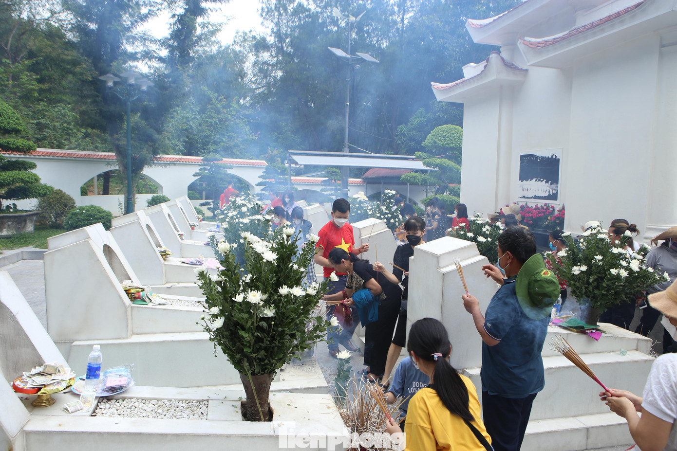Dòng người thắp hương tại khu mộ 10 nữ TNXP. Dòng người thắp hương tại khu mộ 10 nữ TNXP.