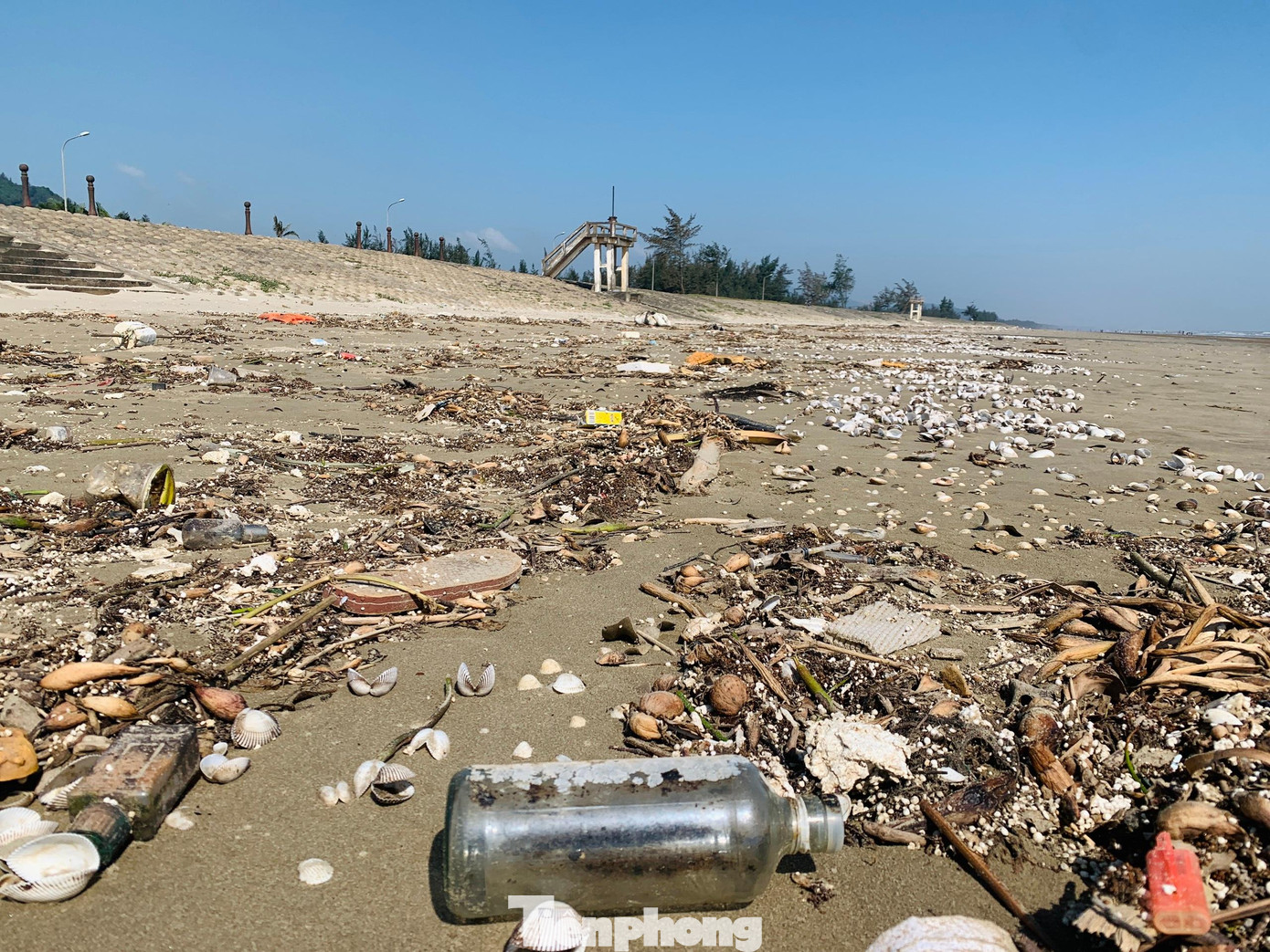 Lãnh đạo UBND thị trấn Lộc Hà cho hay, vùng biển Xuân Hải có một đặc điểm là mỗi khi có gió mùa, mưa lớn, rác từ các nhánh sông trôi dạt về rất nhiều. Vừa qua địa phương mới chỉ đạo người dân cùng lực lượng đoàn thanh niên thu gom rác, nhưng sau trận mưa lớn rác tiếp tục trôi dạt vào nhiều, trong số đó có lượng lớn rác thải sinh hoạt.