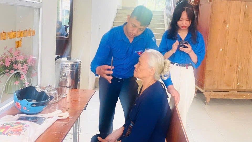 Lực lượng thanh niên tình nguyện đã được tăng cường để đáp ứng thực tế, góp phần giảm bớt khó khăn cho người dân, nhất là người lớn tuổi.