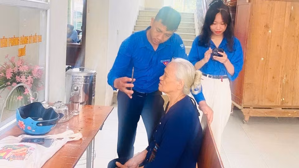 Lực lượng thanh niên tình nguyện đã được tăng cường để đáp ứng thực tế, góp phần giảm bớt khó khăn cho người dân, nhất là người lớn tuổi.
