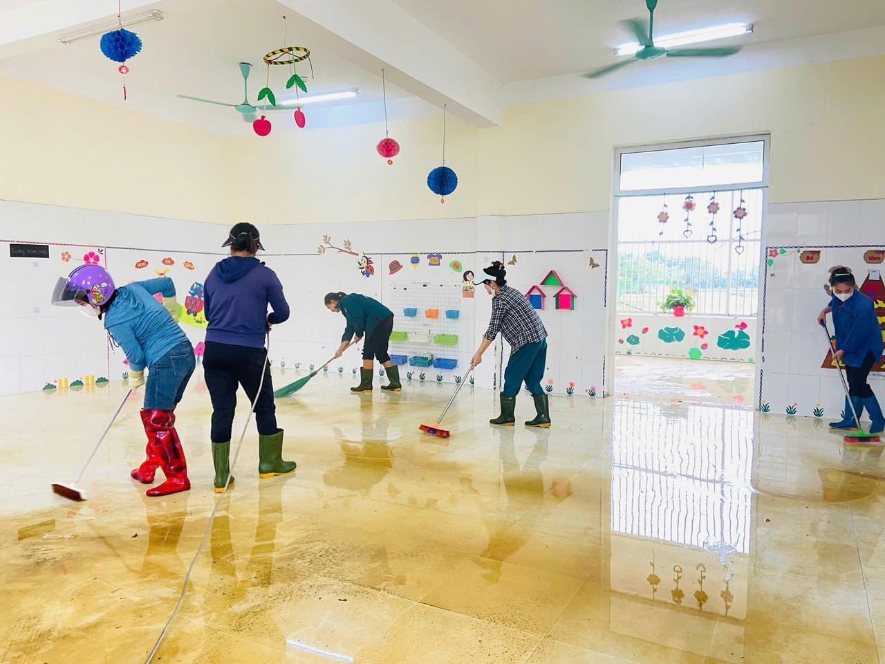 Giáo viên vất vả dọn lũ để đón trẻ quay trở lại trường sau mưa lũ kéo dài.