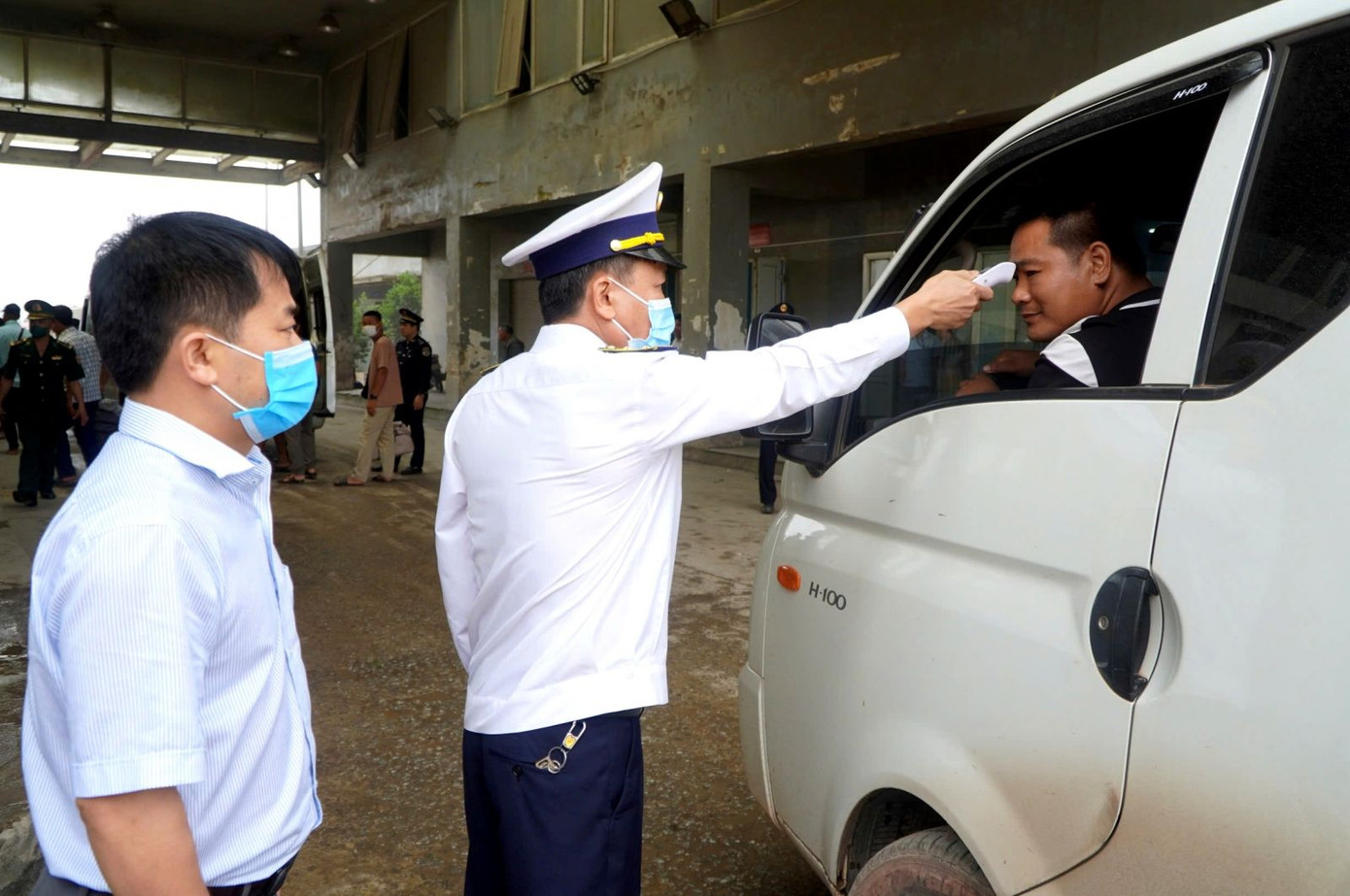 Công tác phòng chống dịch đối với người qua lại tại cửa khẩu, nhất là đối với người từ Thái Lan, Lào về Việt Nam.