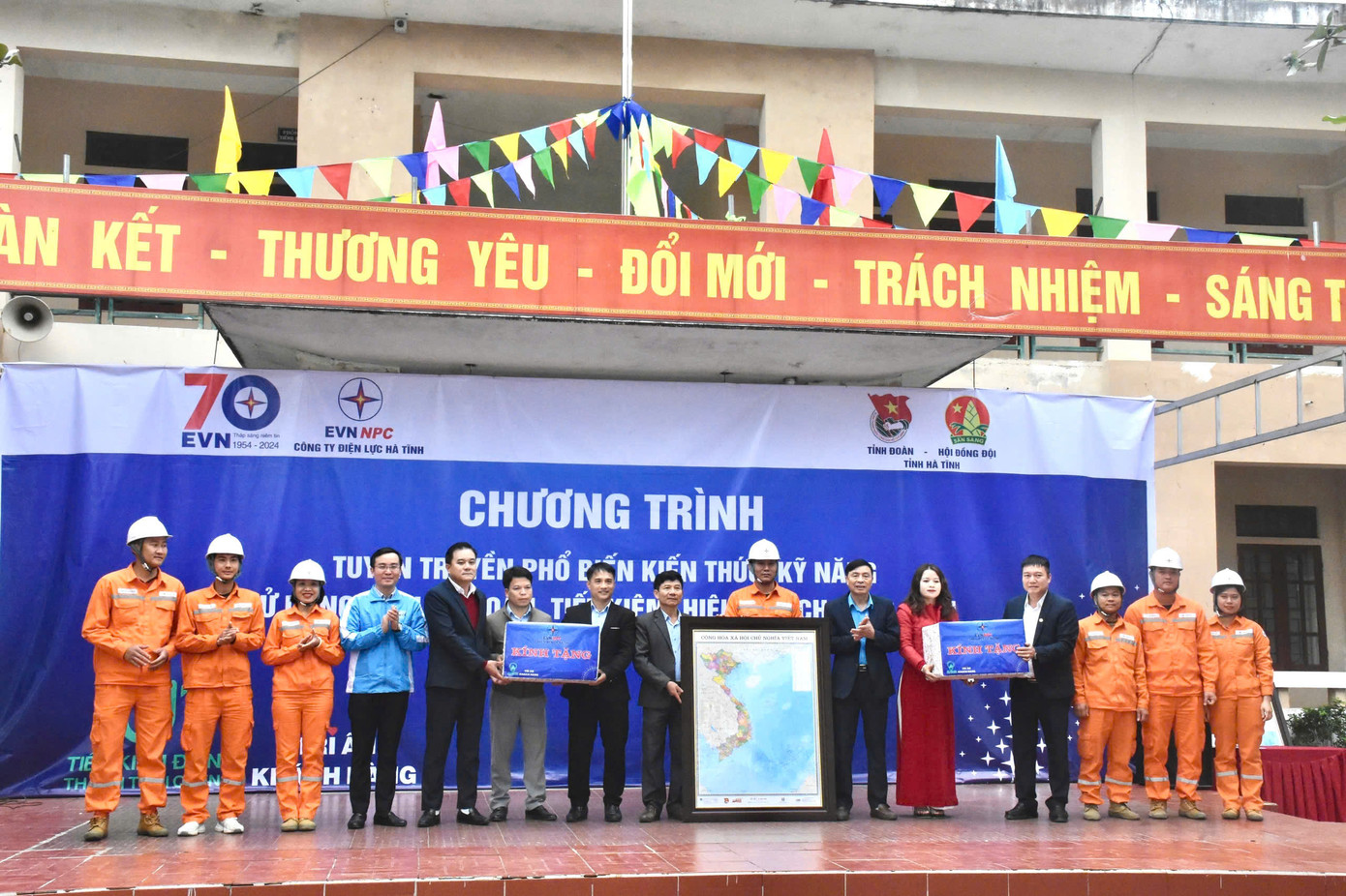 Trao tặng trường TH&amp;THCS Sơn Hồng 2 bộ máy vi tính để bàn, 2 bản đồ Việt Nam và công trình thư viện cho em...