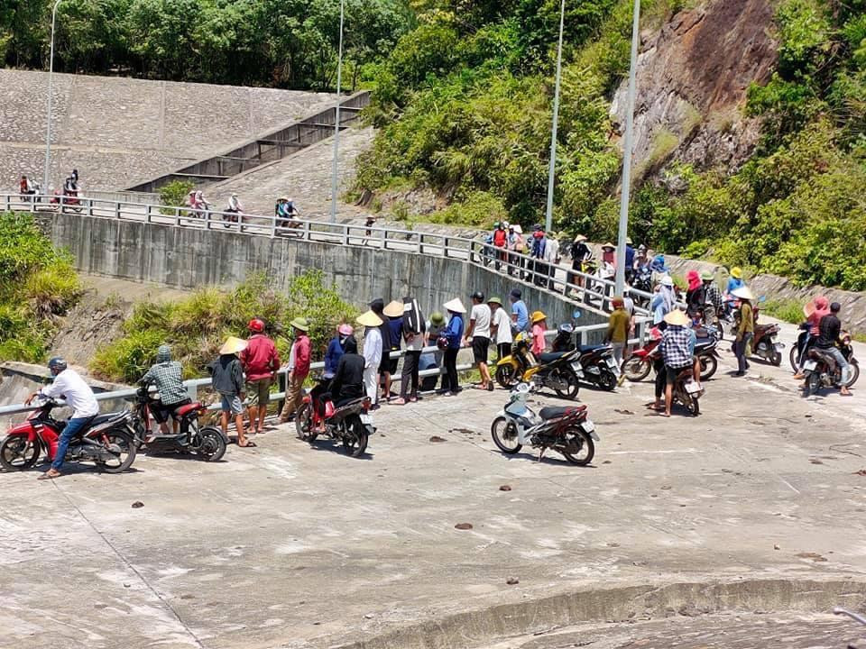 Nhiều người dân tập trung đến tại hiện trường để theo dõi sự việc.