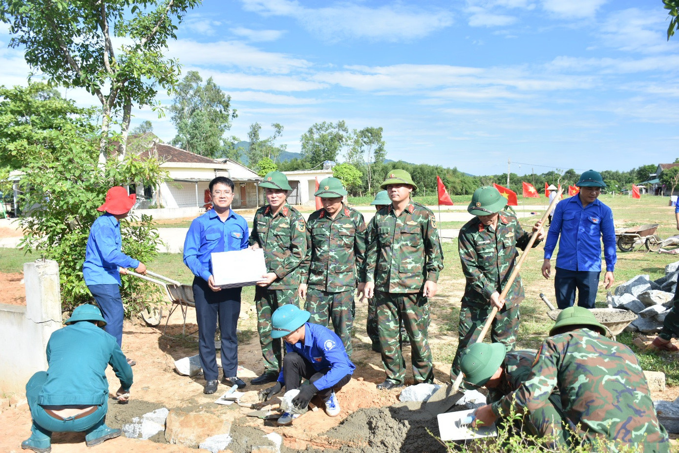 Cùng với đó bàn giao các công trình: Khu vui chơi cho thiếu nhi và người già, đường điện thanh niên thắp sáng làng quê, giếng khoan nước sạch.