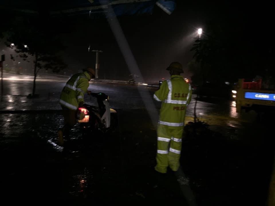 Công an thị xã Hồng Lĩnh giúp đỡ gia đình ở Hà Giang bị hỏng xe trên đường từ Bình Dương về quê.