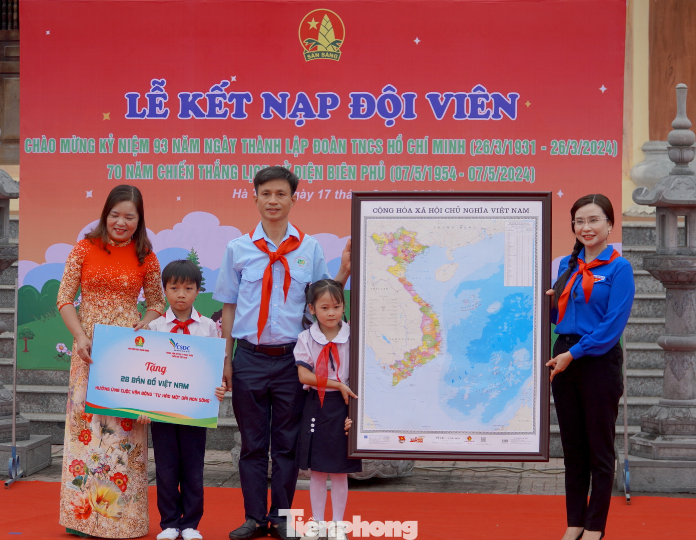 Hội đồng Đội Trung ương trao 28 bản đồ Việt Nam tặng các lớp học của Trường Tiểu học Lý Tự Trọng, hưởng ứng cuộc vận động &quot;Tự hào một dải non sông&quot;.