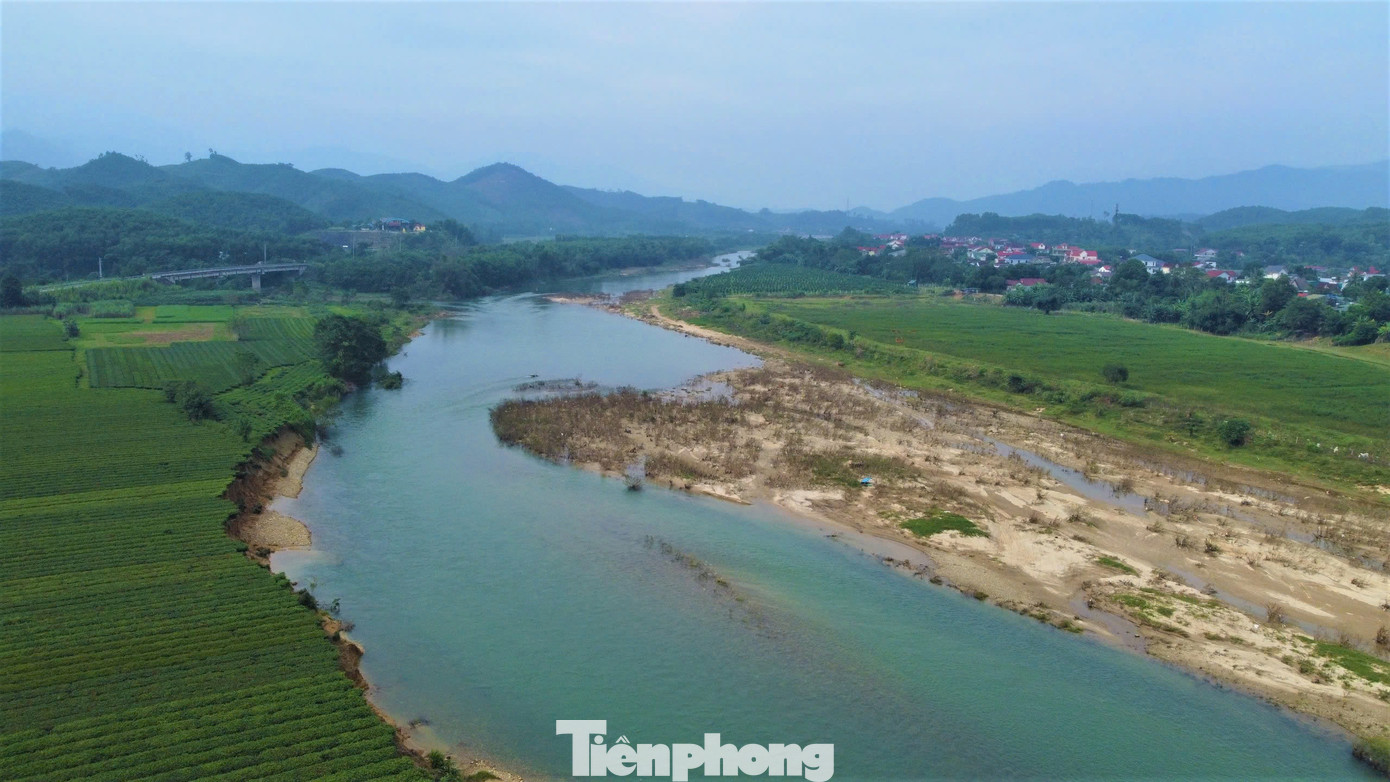 Những năm gần đây, tình trạng sạt lở bờ sông Ngàn Phố đoạn qua khu vực Đượng Dâu và Đượng Cựa thuộc thôn Tiền Phong, xã Sơn Kim 2 trở nên nặng nề.