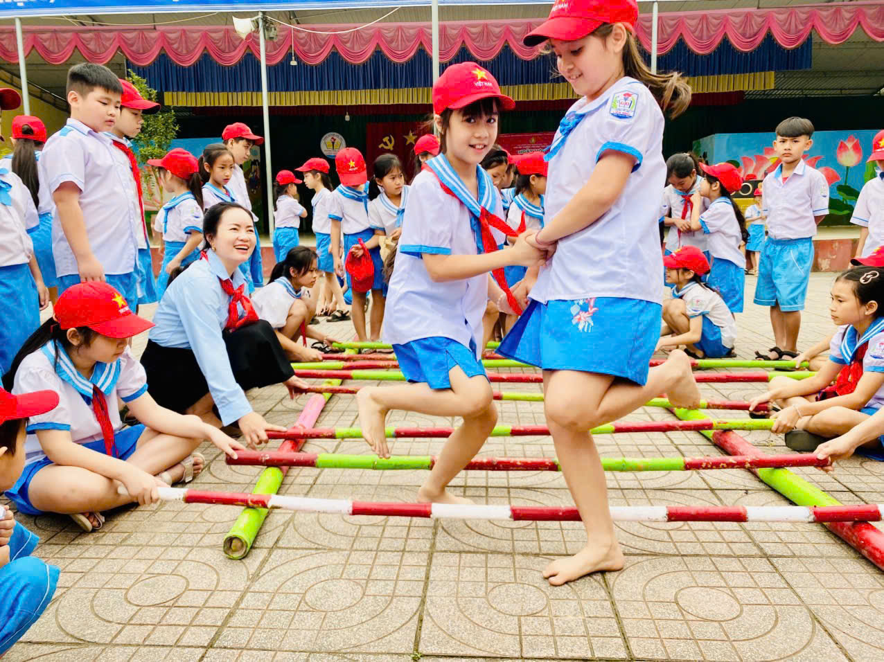 Tại trường học, cô Tuyến đã tổ chức nhiều hoạt động nhằm nâng cao năng lực, kỹ năng cho học sinh. Tại trường học, cô Tuyến đã tổ chức nhiều hoạt động nhằm nâng cao năng lực, kỹ năng cho học sinh.