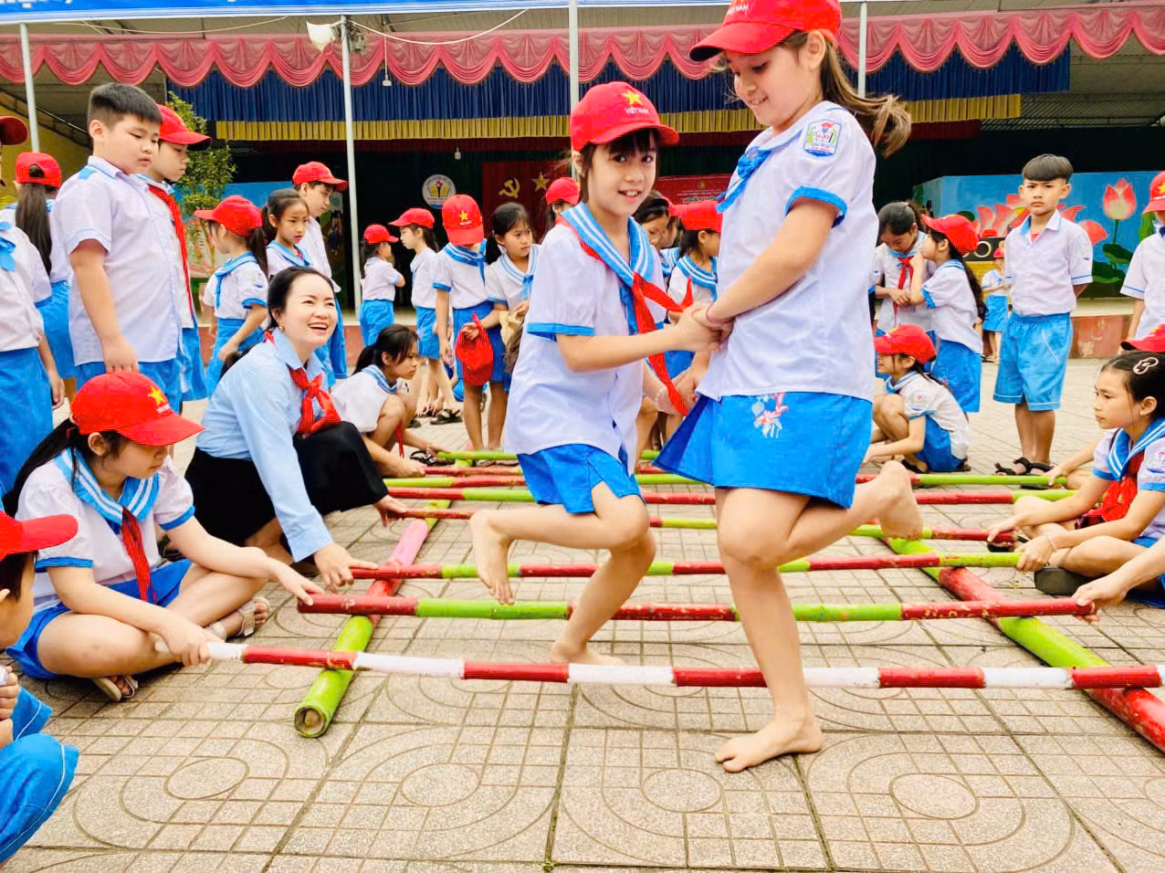 Tại trường học, cô Tuyến đã tổ chức nhiều hoạt động nhằm nâng cao năng lực, kỹ năng cho học sinh. Tại trường học, cô Tuyến đã tổ chức nhiều hoạt động nhằm nâng cao năng lực, kỹ năng cho học sinh.