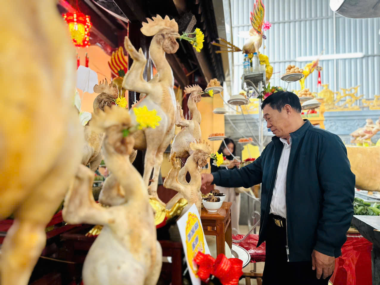 Theo chia sẻ của người dân nơi đây, để có được mâm cúng với những chú gà tạo thế cặp giò thẳng đứng, đôi cánh vươn lên, người dân phải dậy từ 4h sáng để làm.