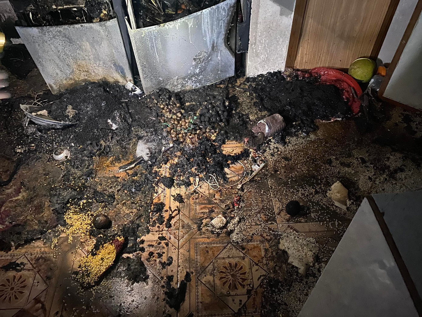 Nhiều tài sản trong nhà bị Hùng phóng hoả cháy thành tro.