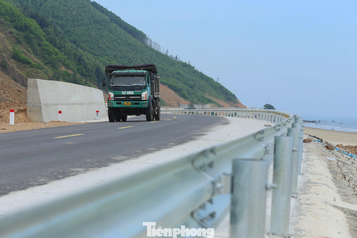 Đại diện Ban Quản lý dự án đầu tư xây dựng công trình giao thông tỉnh Hà Tĩnh cho biết, dự án đường giao thông ven biển Hà Tĩnh nhằm thúc đẩy phát triển du lịch, dịch vụ dọc theo bờ biển. Đồng thời là tuyến giao thông trọng yếu với vai trò động lực xây dựng các khu kinh tế trọng điểm gồm Vinh (Nghệ An), Vũng Áng (Hà Tĩnh), Hòn La (Quảng Bình). Đại diện Ban Quản lý dự án đầu tư xây dựng công trình giao thông tỉnh Hà Tĩnh cho biết, dự án đường giao thông ven biển Hà Tĩnh nhằm thúc đẩy phát triển du lịch, dịch vụ dọc theo bờ biển. Đồng thời là tuyến giao thông trọng yếu với vai trò động lực xây dựng các khu kinh tế trọng điểm gồm Vinh (Nghệ An), Vũng Áng (Hà Tĩnh), Hòn La (Quảng Bình).