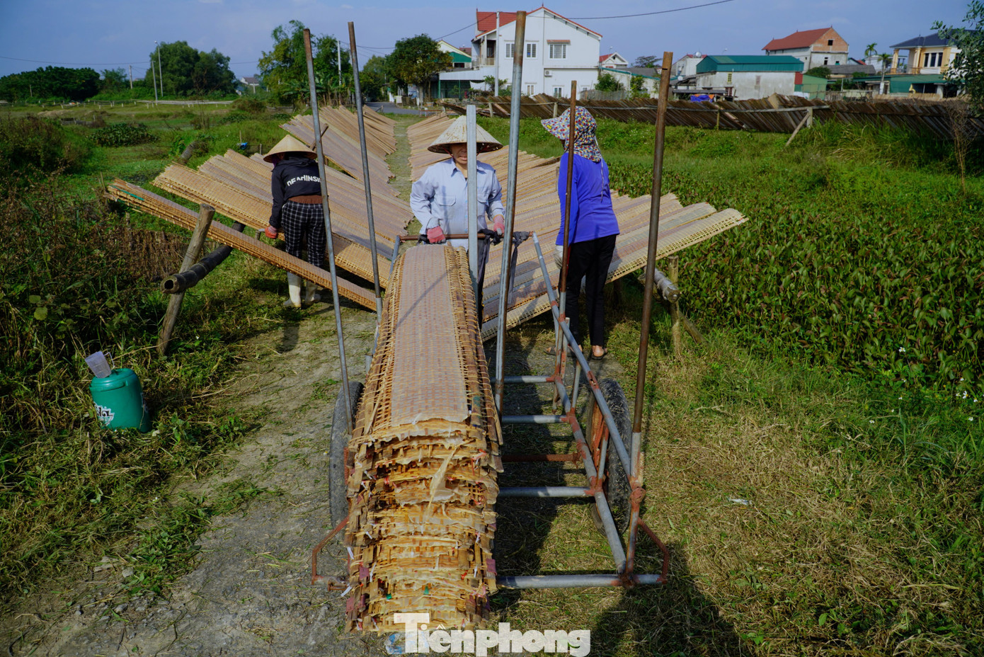 Vì số lượng khách hàng đặt nhiều nên cơ sở sản xuất bánh đa nem của gia đình anh Trần Hậu Định (40 tuổi, ở thôn Bình) phải thuê thêm 5 công nhân làm việc từ sáng tinh mơ đến tối.