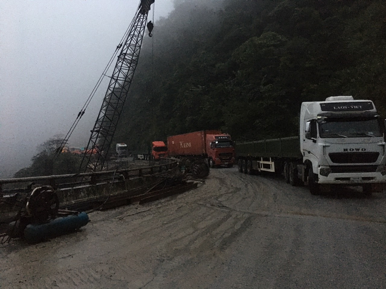 Phương tiện giao thông lên Cửa khẩu Cầu Treo hướng đi và ngược lại bị tắc nghẽn.