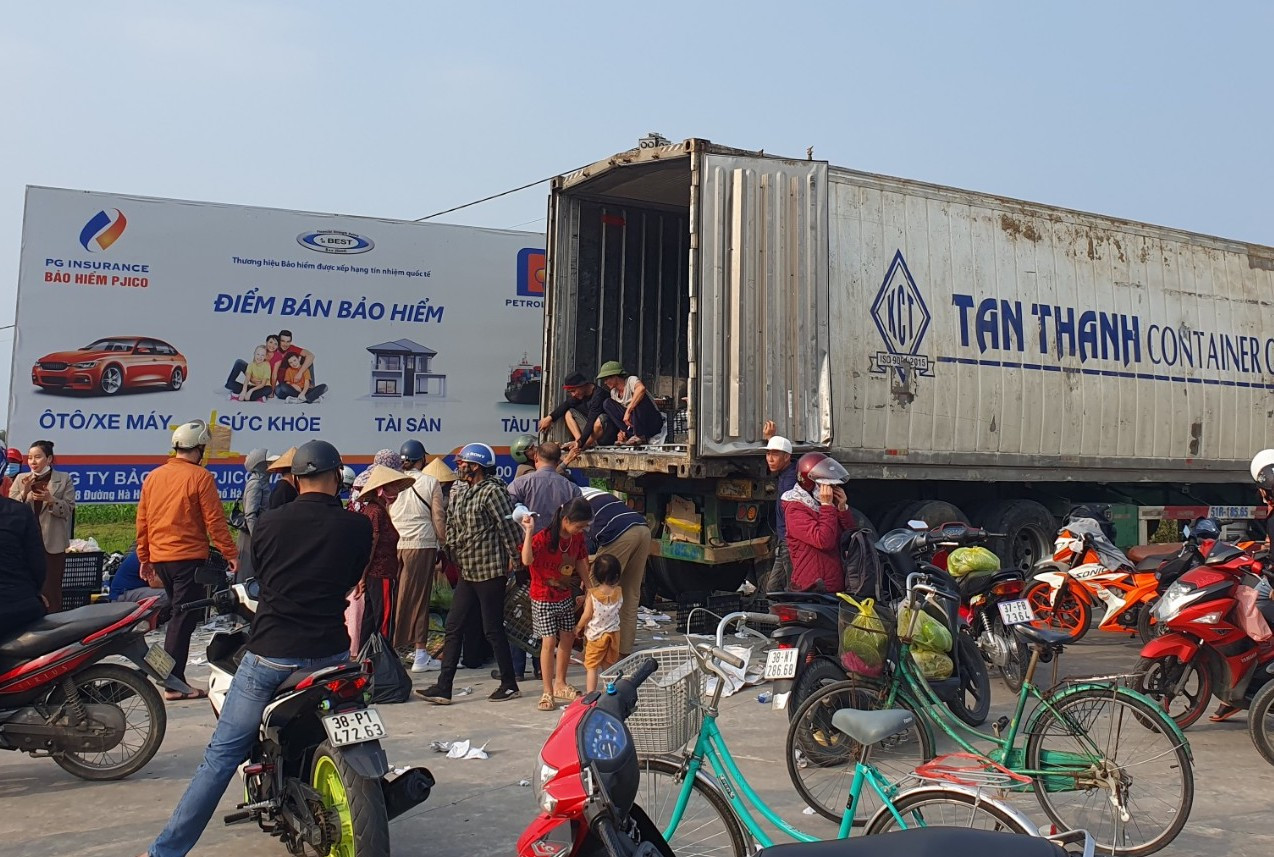 Nhiều người dân đến mua xoài hỗ trợ giúp tài xế.