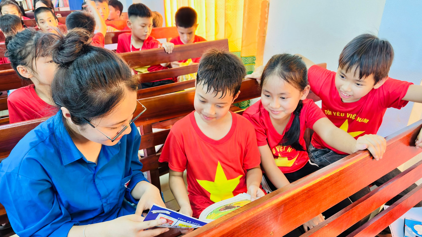 Tại ngày hội, các đoàn viên thanh niên cùng các em thiếu nhi đã được tham quan, đọc sách ở thư viện Ngôi nhà trí tuệ. Tại ngày hội, các đoàn viên thanh niên cùng các em thiếu nhi đã được tham quan, đọc sách ở thư viện Ngôi nhà trí tuệ.