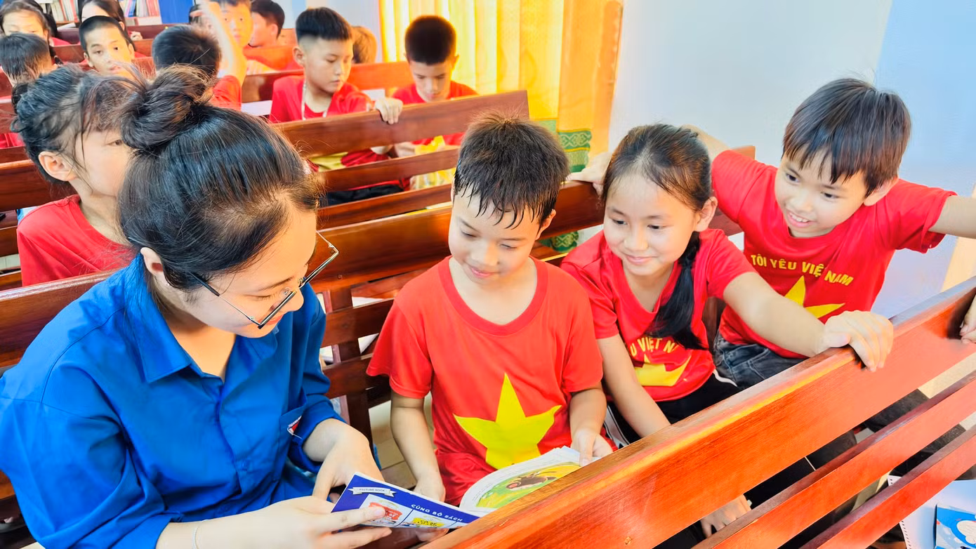 Tại ngày hội, các đoàn viên thanh niên cùng các em thiếu nhi đã được tham quan, đọc sách ở thư viện Ngôi nhà trí tuệ. Tại ngày hội, các đoàn viên thanh niên cùng các em thiếu nhi đã được tham quan, đọc sách ở thư viện Ngôi nhà trí tuệ.