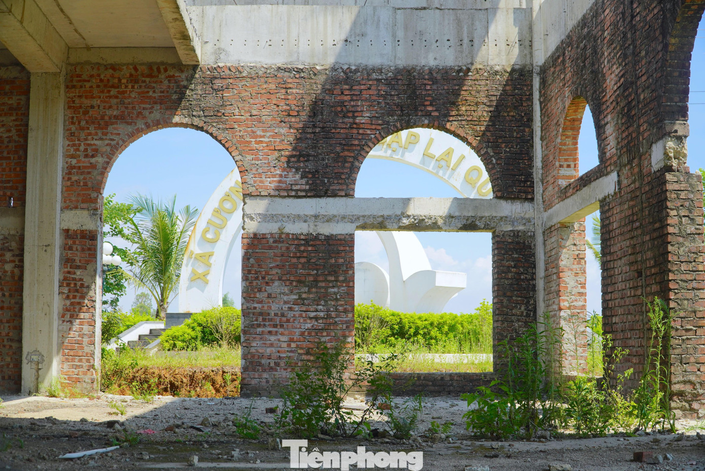 Tuy nhiên, đến nay sau 4 năm được chấp thuận chủ trương đầu tư, dự án khu dân cư đô thị mới chỉ hoàn thiện việc phân lô, bán nền, khuôn viên cây xanh, cổng chào còn các hạng mục khác đang dang dở.