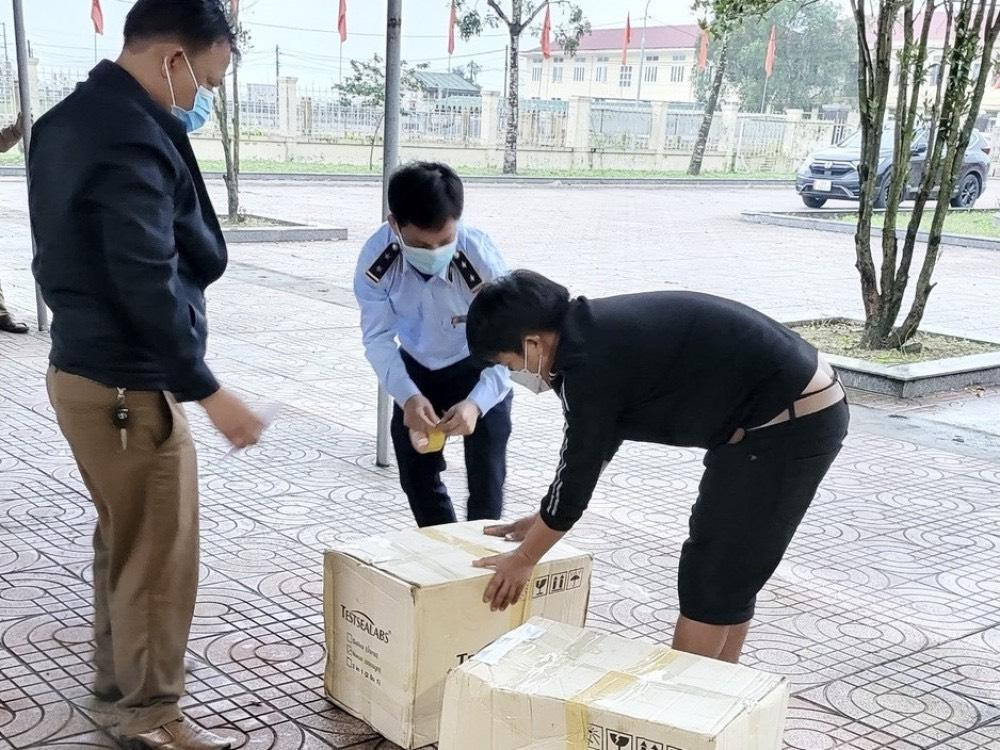 Lực lượng chức năng phát hiện nhiều kit test COVID-19 không nguồn gốc xuất xứ.