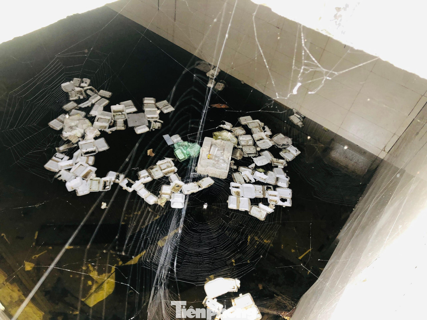 Tại khu vực hầm công trình đang thi công dở, rác thải vứt la liệt...