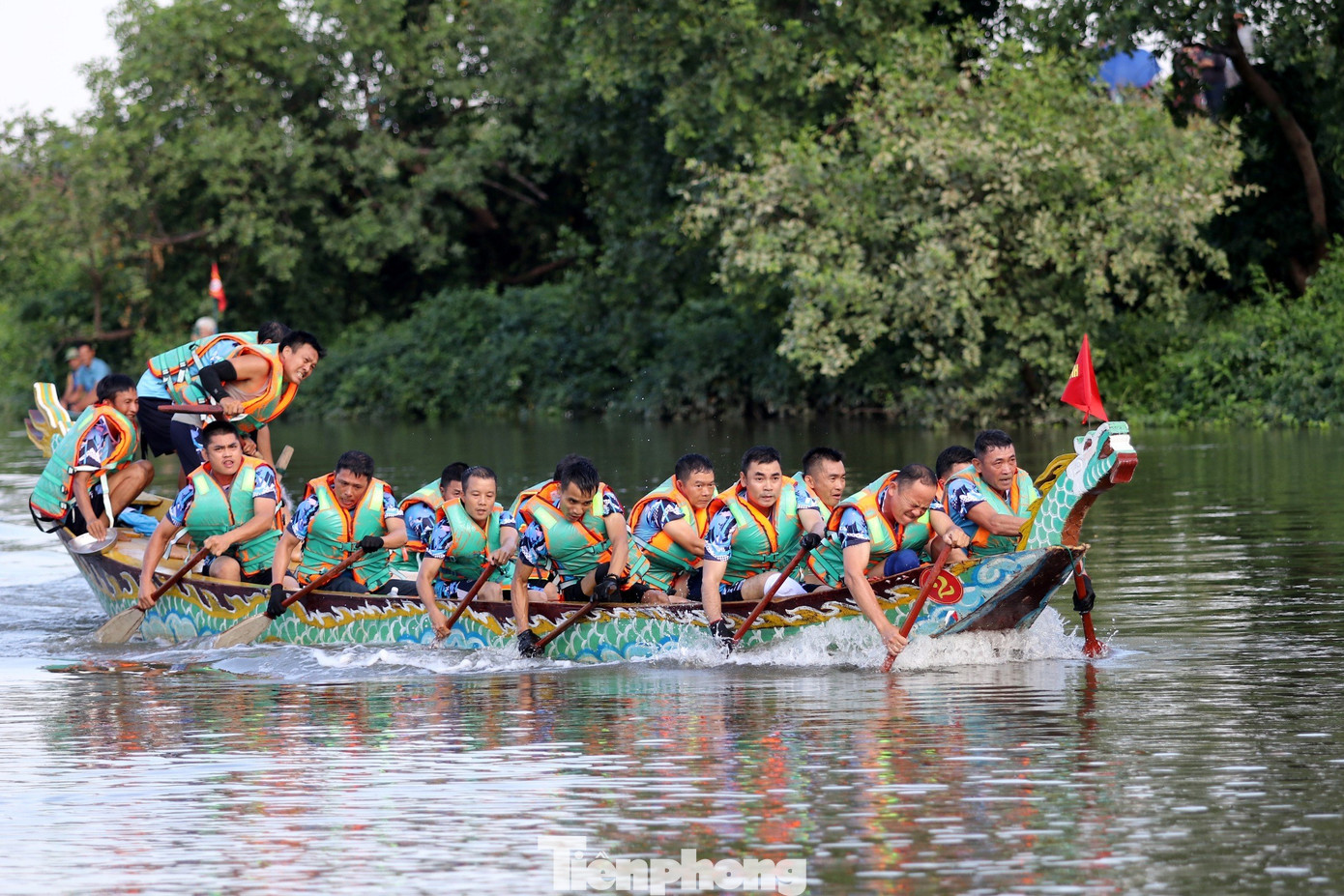 Các thành viên trong đội dùng sức chèo thuyền để tiến nhanh về phía trước.