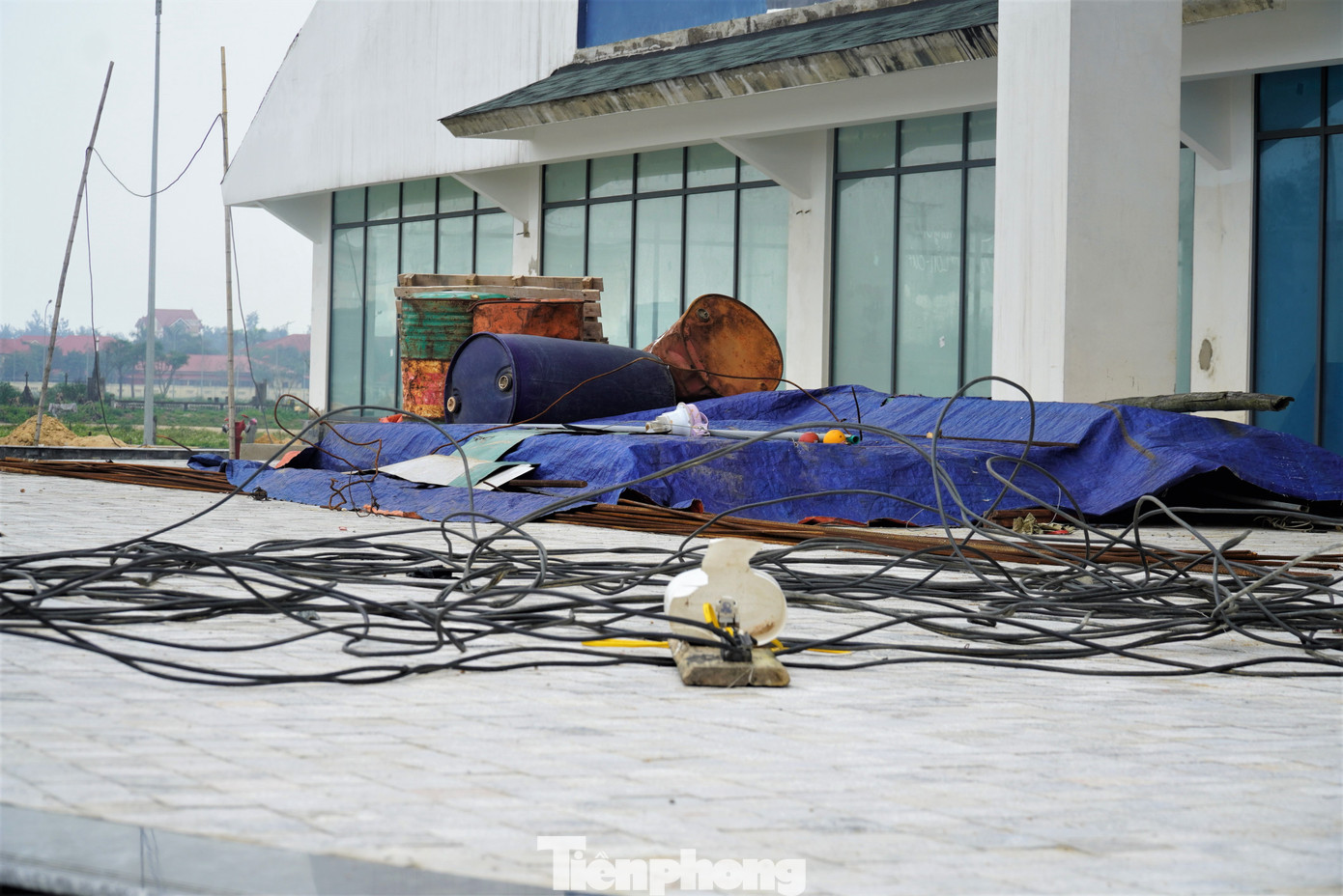 Trao đổi với Tiền Phong, lãnh đạo UBND thị trấn Lộc Hà chia sẻ, sau khi sáp nhập vào huyện Thạch Hà, huyện Lộc Hà đã bị xoá tên gọi. Đến nay nhiều trụ sở trên địa bàn không còn được sử dụng và có những dự án thi công đang dang dở, chậm tiến độ. Trong đó có Dự án Trung tâm Văn hóa - Truyền thông huyện Lộc Hà. Trao đổi với Tiền Phong, lãnh đạo UBND thị trấn Lộc Hà chia sẻ, sau khi sáp nhập vào huyện Thạch Hà, huyện Lộc Hà đã bị xoá tên gọi. Đến nay nhiều trụ sở trên địa bàn không còn được sử dụng và có những dự án thi công đang dang dở, chậm tiến độ. Trong đó có Dự án Trung tâm Văn hóa - Truyền thông huyện Lộc Hà.