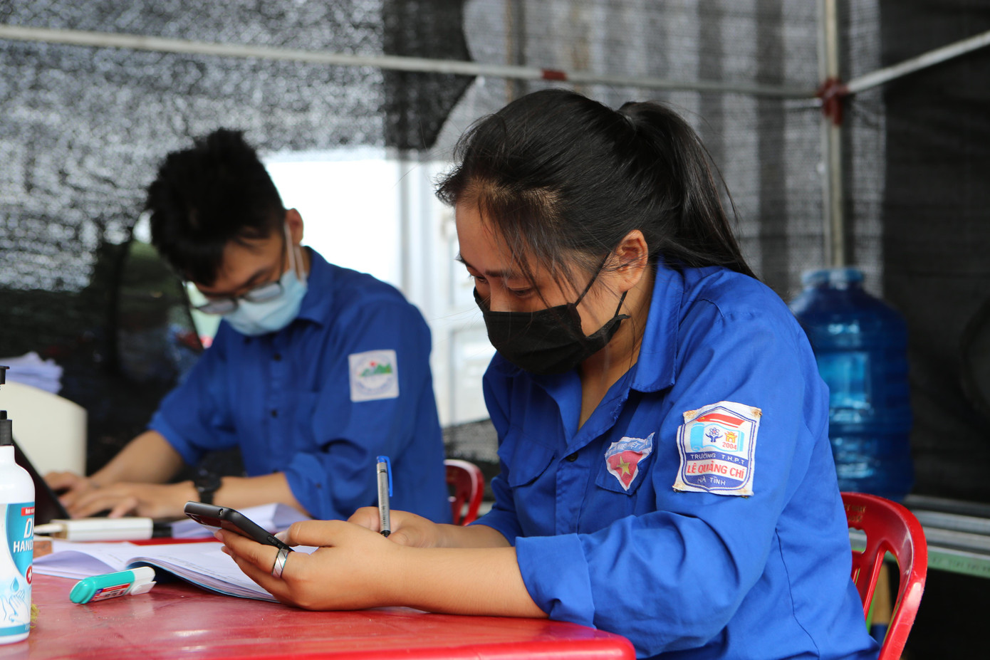 Em Thanh Tâm ghi lại danh sách lượt người và phương tiện từ các tỉnh miền Nam vào Hà Tĩnh. Em Thanh Tâm ghi lại danh sách lượt người và phương tiện từ các tỉnh miền Nam vào Hà Tĩnh.