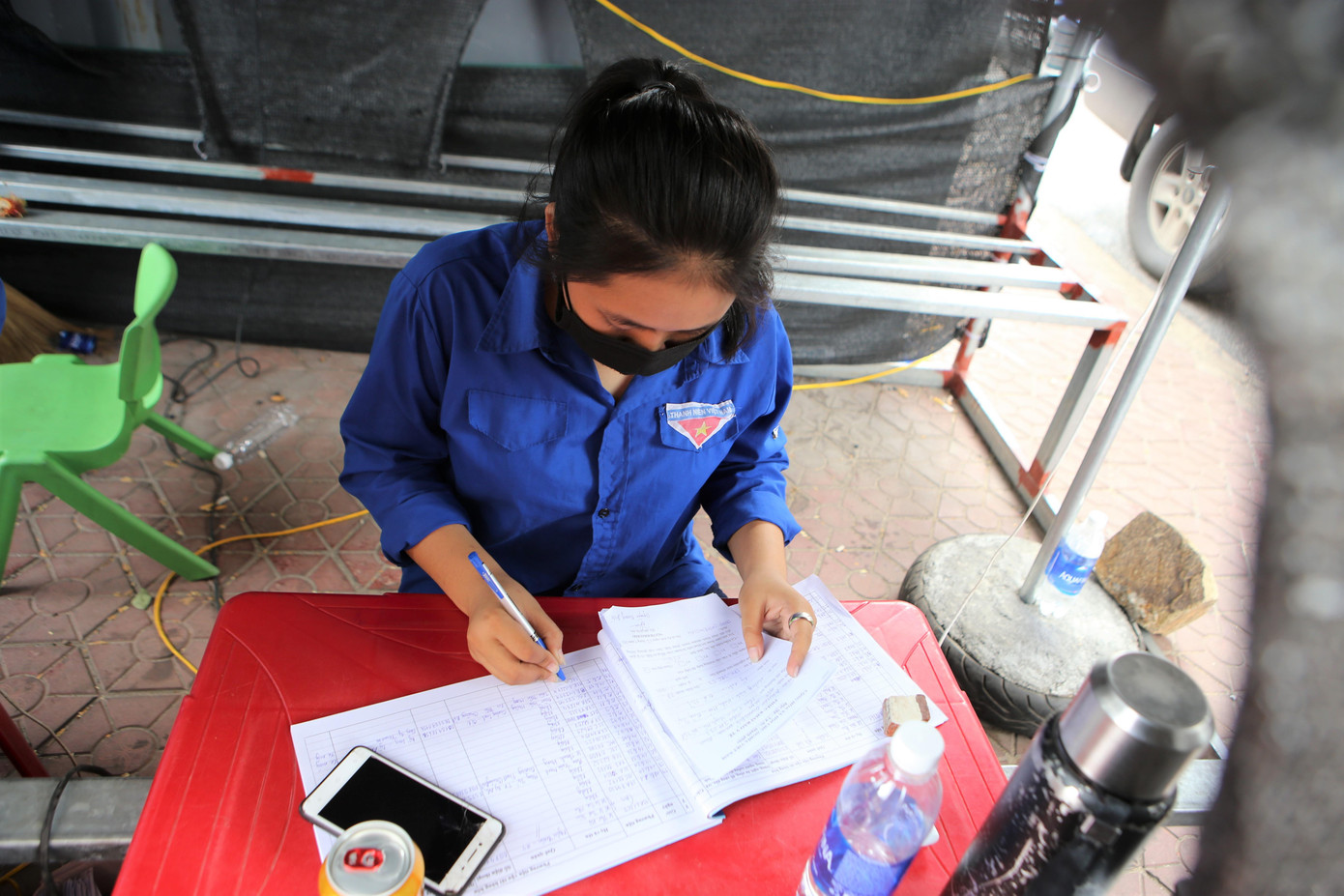 Gần 2 tuần nay Tâm ngày nào cũng có mặt tại điểm chốt chống dịch để hỗ trợ lực lượng kiểm soát người và phương tiện từ vùng dịch trở về quê. Gần 2 tuần nay Tâm ngày nào cũng có mặt tại điểm chốt chống dịch để hỗ trợ lực lượng kiểm soát người và phương tiện từ vùng dịch trở về quê.