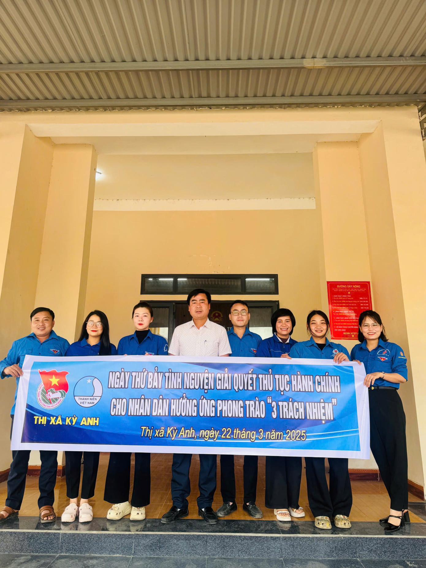 Ngày 22/3, các cấp bộ Đoàn, Hội trên toàn tỉnh đồng loạt tổ chức các hoạt động hưởng ứng Ngày thứ Bảy tình nguyện giải quyết thủ tục hành chính hưởng ứng phong trào “3 trách nhiệm&quot;. Ảnh: Hoài Nam