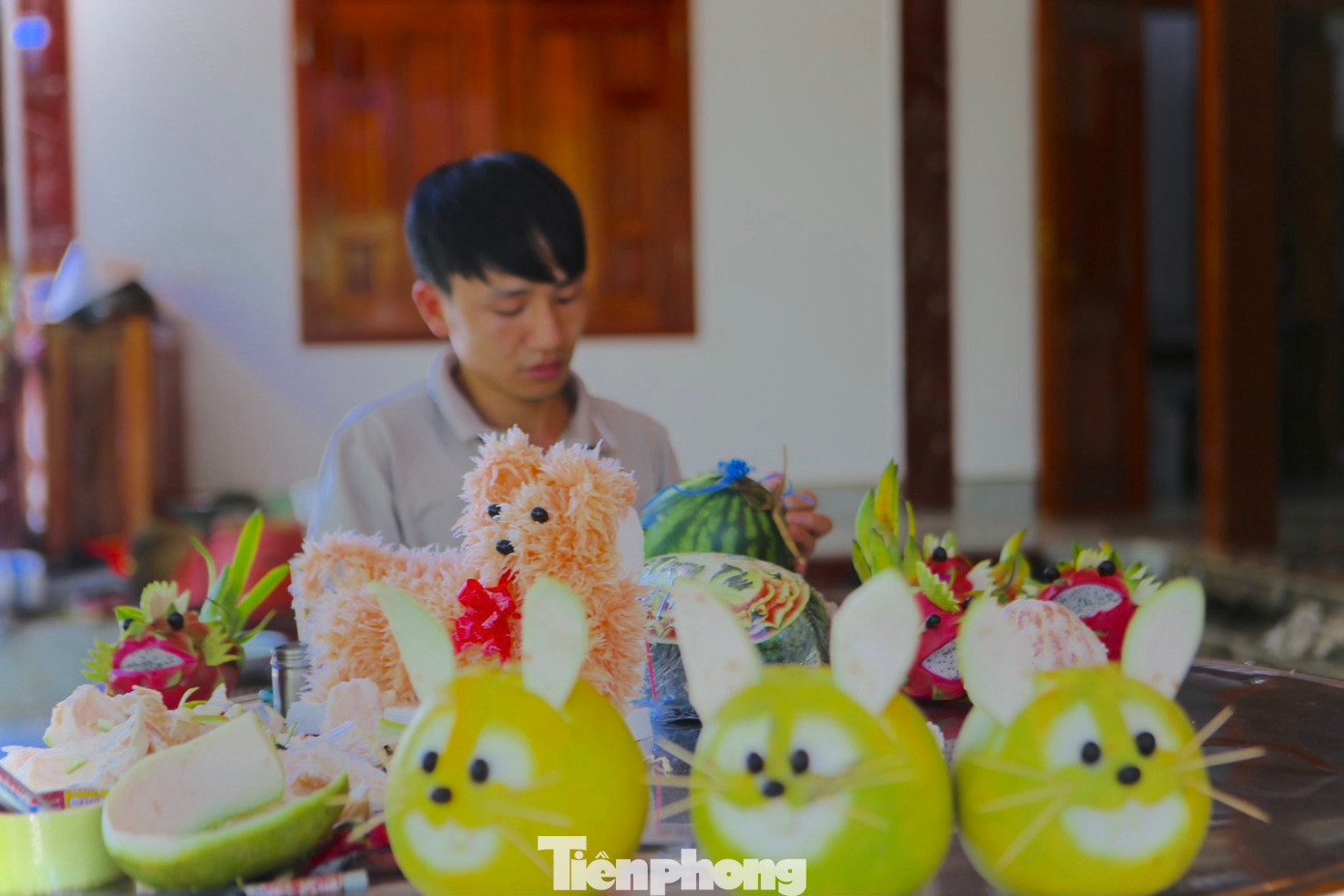 Từ những quả bưởi, thanh long..., chàng trai 9x khéo tay “biến hoá” thành những con vật ngộ nghĩnh.