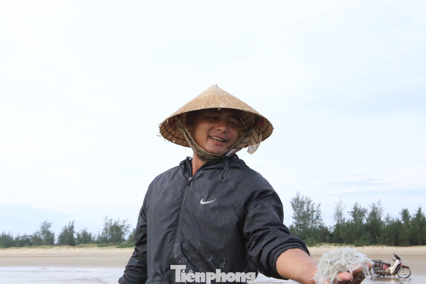 Anh Bùi Văn Bằng, 39 tuổi (trú tại thôn Đông Văn, xã Thạch Văn, huyện Thạch Hà, tỉnh Hà Tĩnh) cho biết: “Tôi bắt đầu đi đánh bắt cá mờm từ mấy ngày nay. Hôm qua thu hoạch được gần 300kg. Hôm nay tôi ra khơi từ 2h sáng đến giờ cũng được hơn 100 kg cá mờm đem bán".