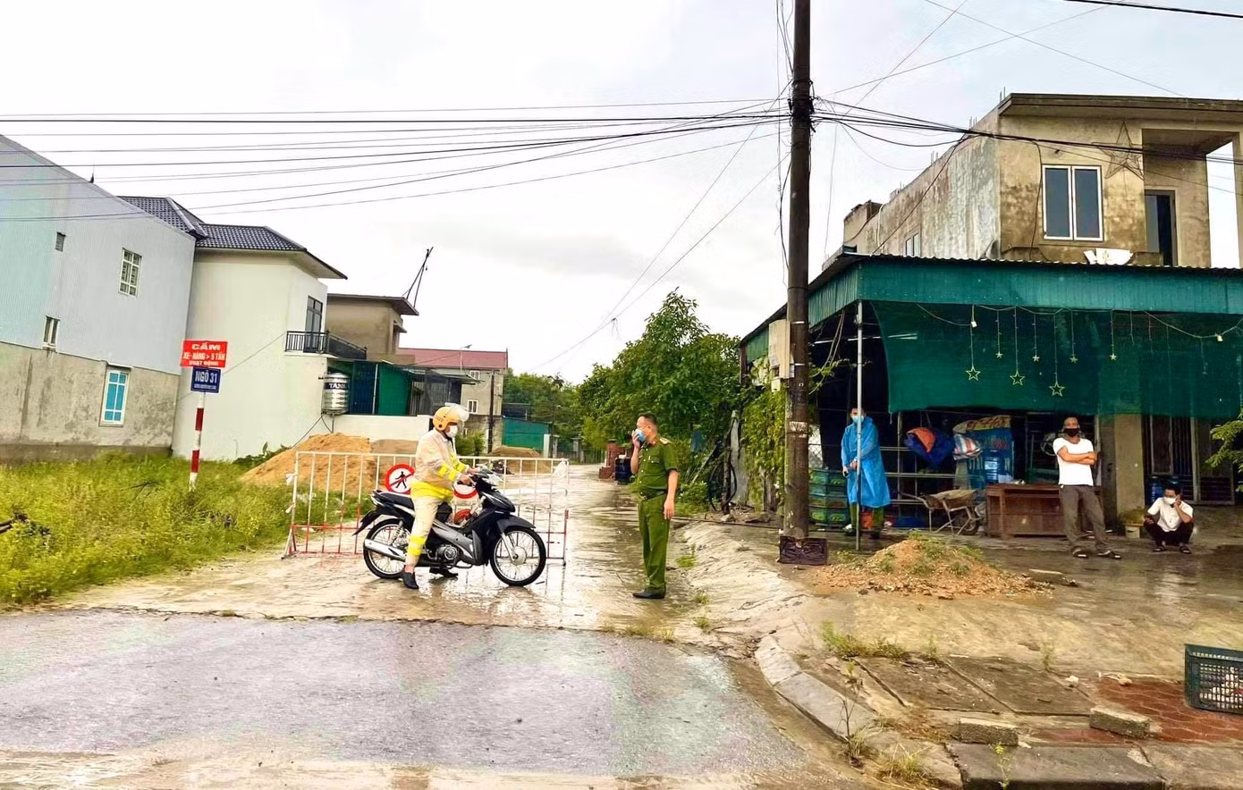 Phong tỏa 500 hộ dân liên quan đến hai ca mắc COVID-19 đi từ Bình Dương về Hà Tĩnh.