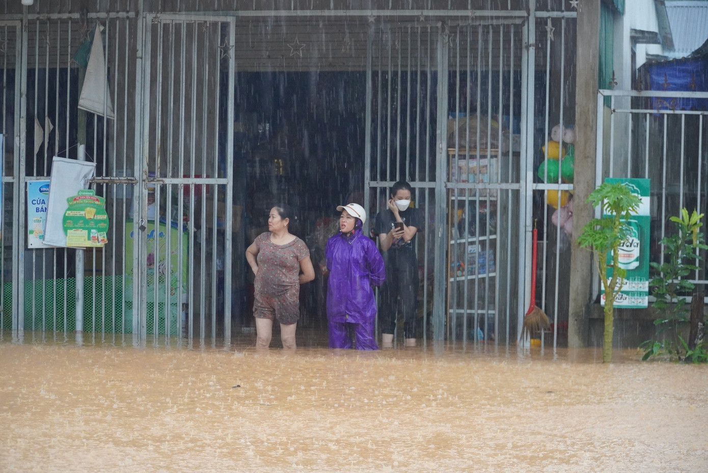 Trước tình hình mưa lũ diễn biến phức tạp, UBND huyện Hương Khê đã ra công điện khẩn chỉ đạo ứng phó. Theo đó yêu cầu các đơn đơn vị chủ động triển khai phương án đảm bảo an toàn giao thông trên các tuyến giao thông trọng điểm, các tuyến đường thi công dang dở…