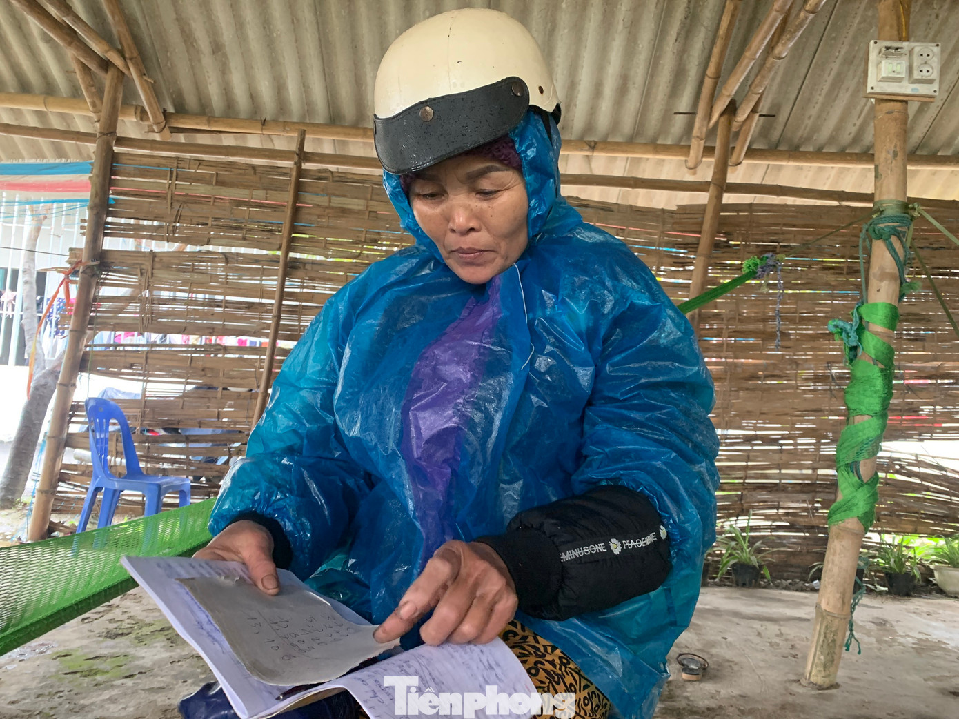 Người dân cầm theo sổ ghi nợ bằng tay đến gần công trường để yêu cầu nhà thầu trả tiền để về mua sắm Tết.