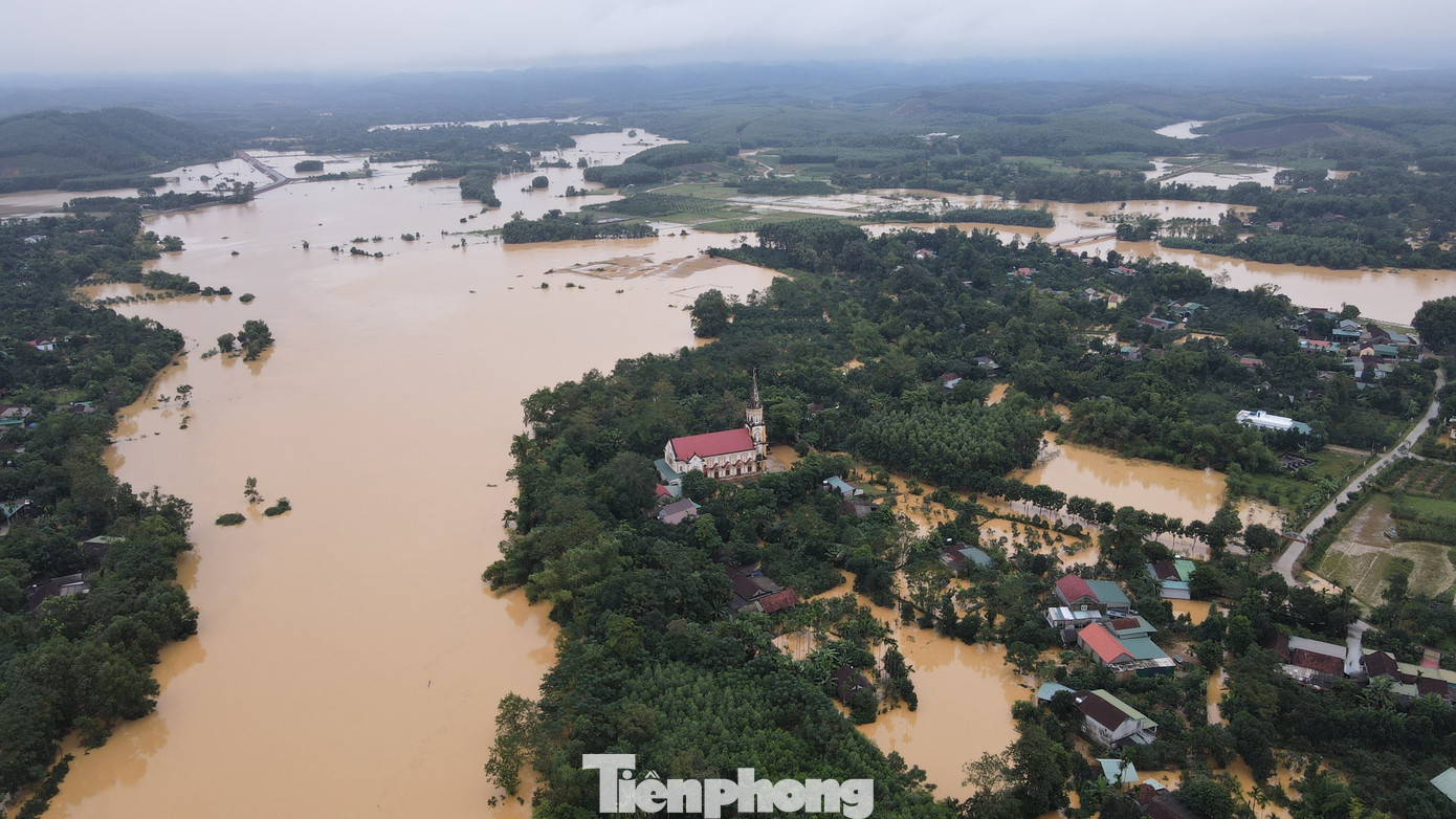 Nhiều địa phương tại huyện Hương Khê chìm trong nước lũ. Nhiều địa phương tại huyện Hương Khê chìm trong nước lũ.