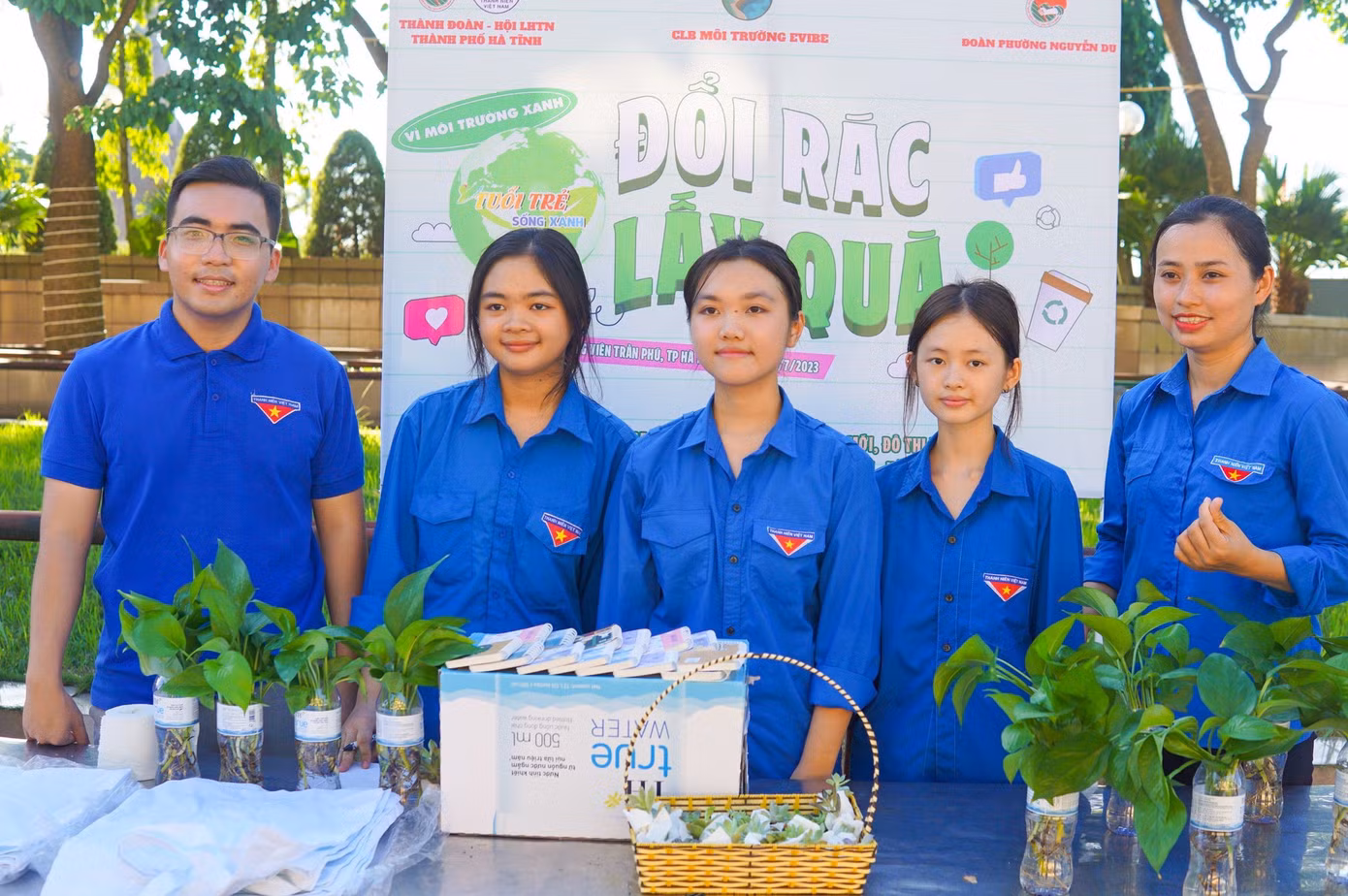 Thành Đoàn Hà Tĩnh thực hiện hoạt động đổi rác lấy quà...
