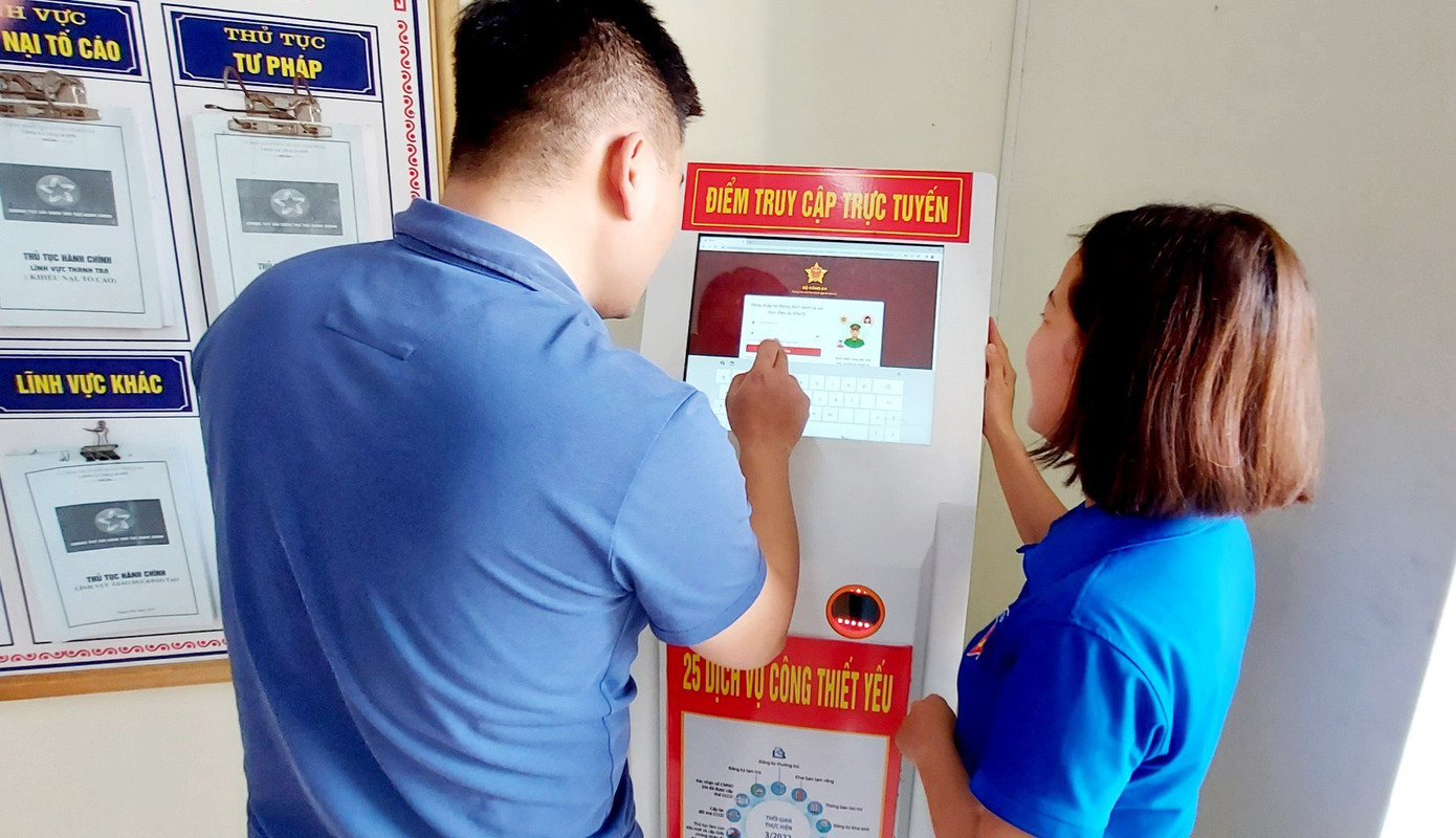 Tuổi trẻ huyện Thạch Hà hỗ trợ người dân thực hiện dịch vụ công trực tuyến.